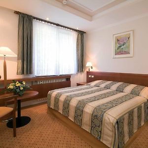 Zimmer mit Kingsize-Bett